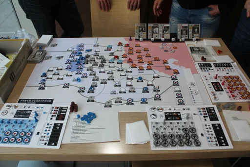 Board game, Never Surrender